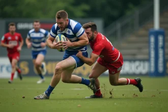Deux joueurs de rugby Fédérale 3 en duel de plaquage lors d'un match régional amateur, maillots boueux et expressions intenses